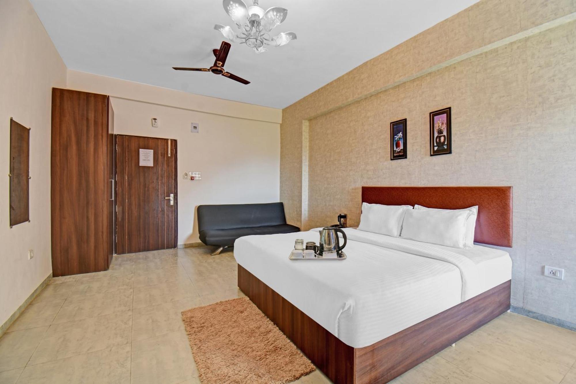 Townhouse Classio Suites Shirdi Exterior foto